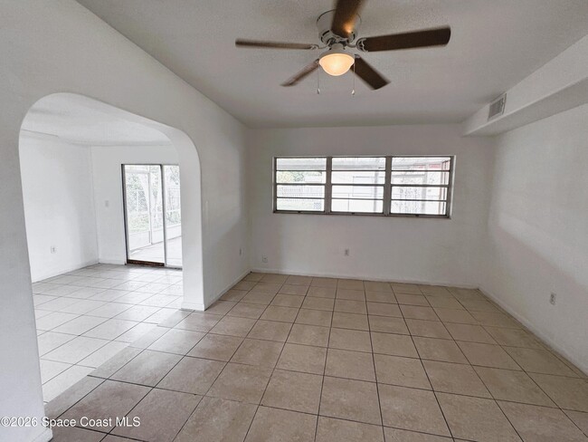 Photo - 305 Edinburgh Dr