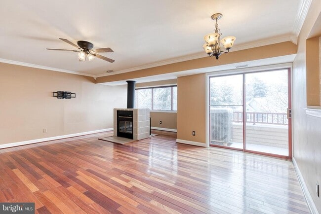 Building Photo - 8008 Valley Manor Rd Unit 3B