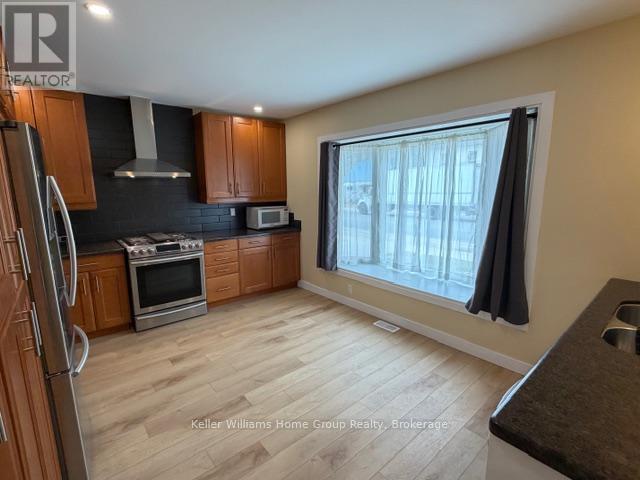 Photo - 460 Main St N