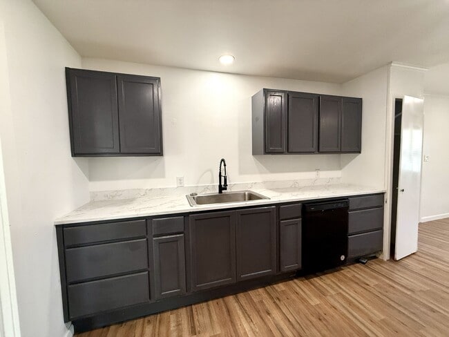 Photo - 904 Davis St