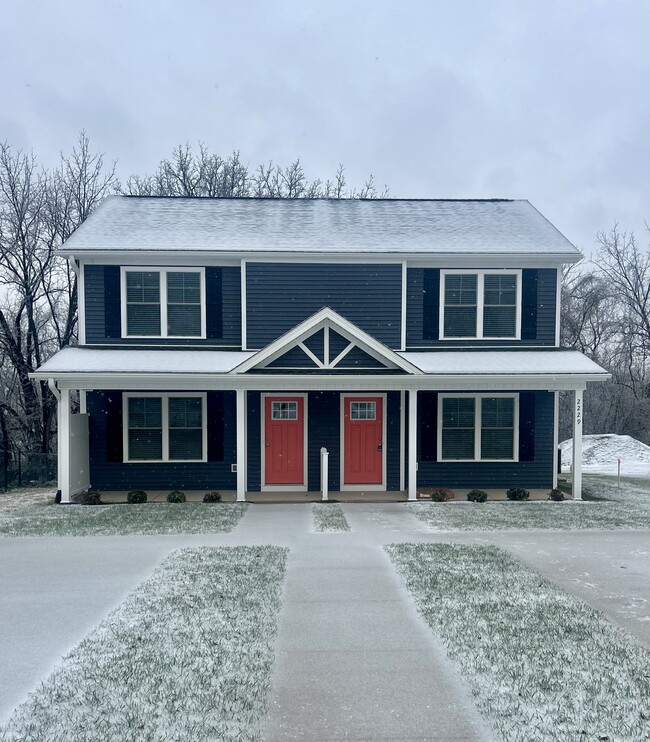 Beautiful craftsman exterior, front porch, covered entry - 2229 Kenwood Blvd SE Townhome