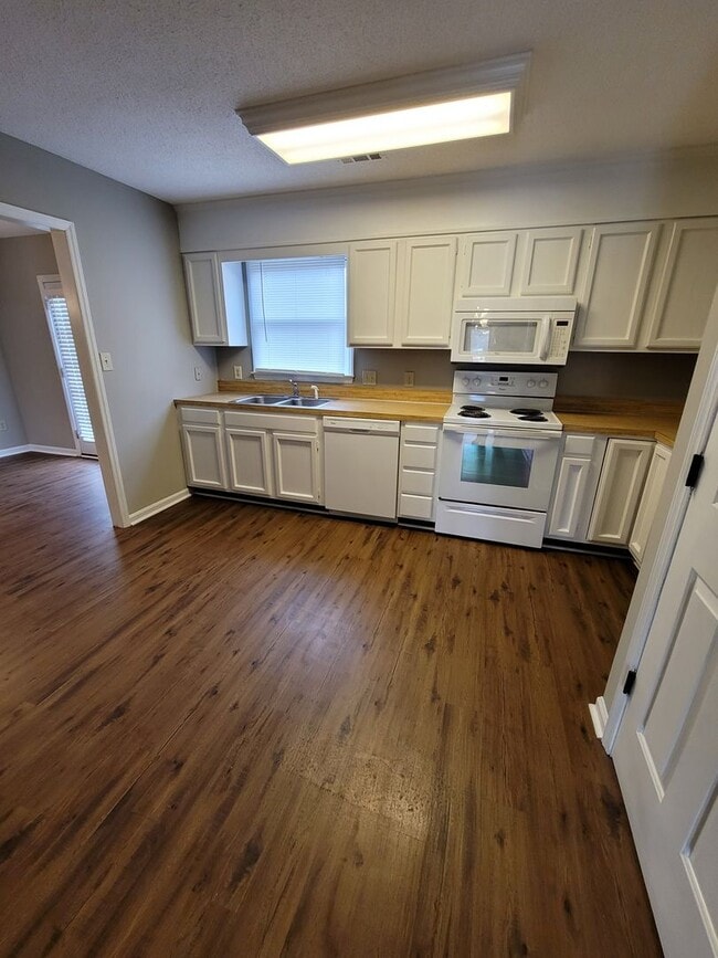 Photo - 3 BR Townhome in Creekside Village!