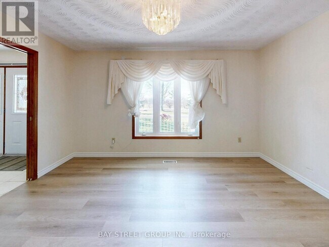 Photo - 861 Book Rd E