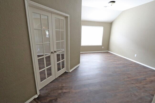 Photo - 1000 Warbler Ln