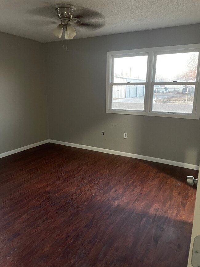 Building Photo - 714 16th St Unit B