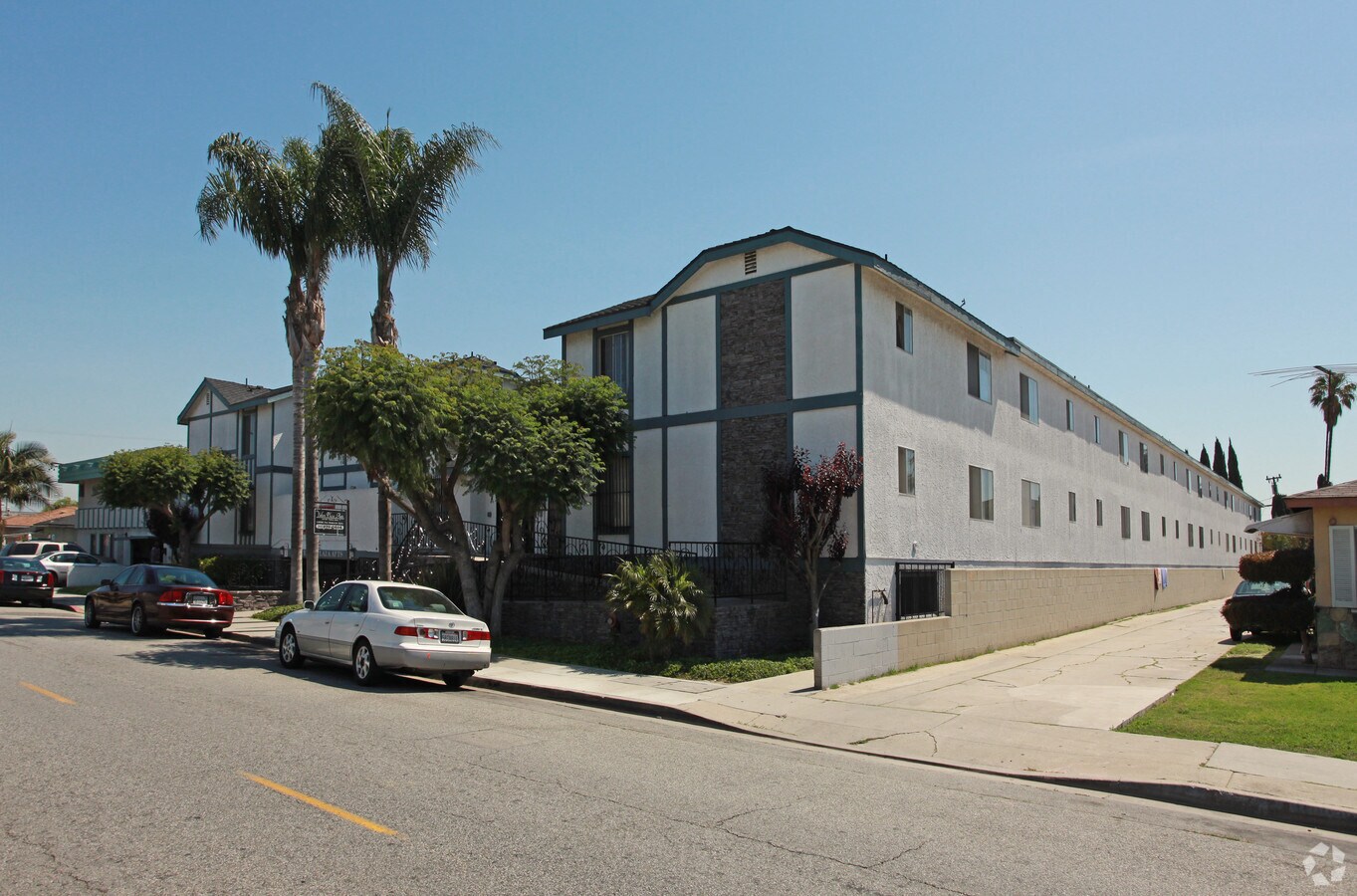 Yukon Plaza Apartments - Yukon Plaza Apartments