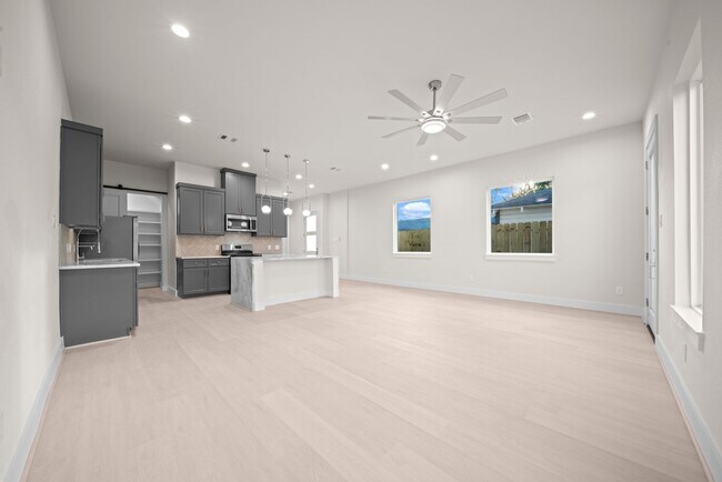 Photo - 4525 Davenport St