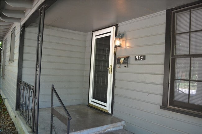 Photo - 919 Denton St