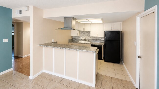 Photo - "Charming 2-Bedroom Duplex Oasis in Sacramento - Comfortable Living!