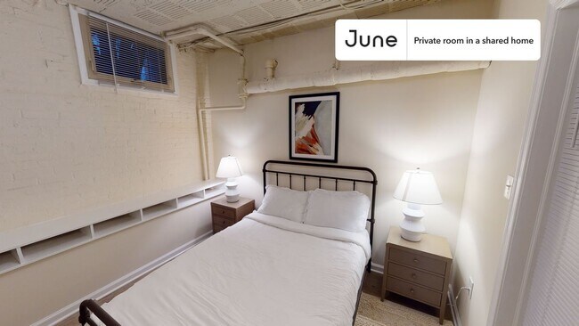 Room in Shared 5 bed/2 bath home in Dupont Circle