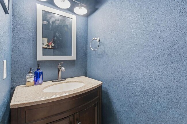 Photo - 905 Silver Quail Ln