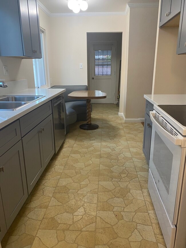 Photo - 380 Oakland Dr