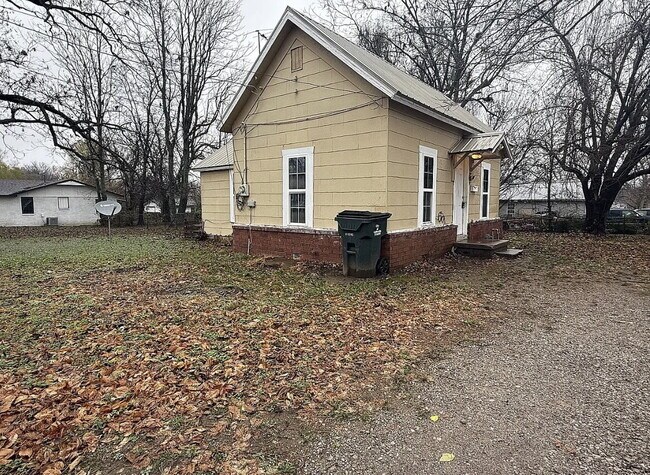 1324 W Maple St