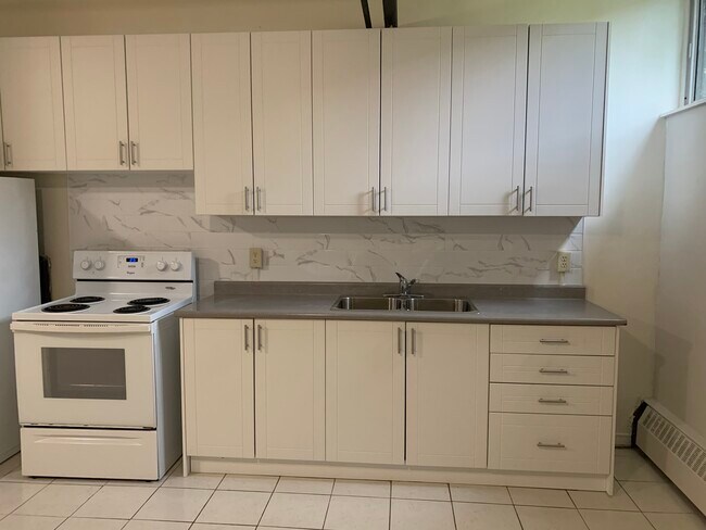 Photo - 75 John St W