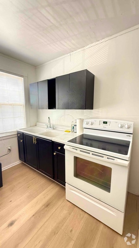 Building Photo - 732 W 1st St Rental