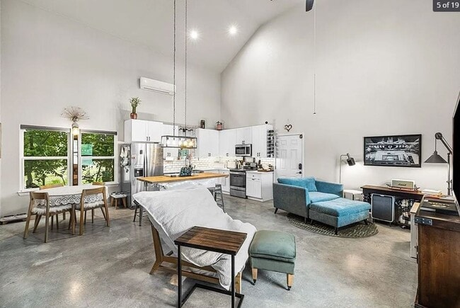 Photo - FOR LEASE!!