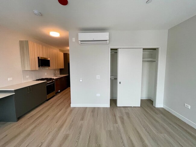 Photo - 672 N May St