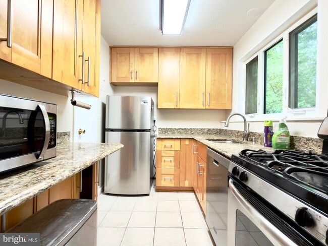 Building Photo - 10311 Montrose Ave Unit 202