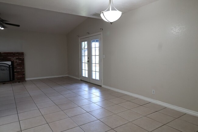 Photo - 528 S Sorrel St