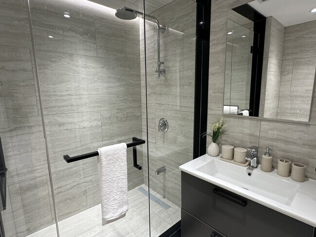 Salle de bain dans l'allée 1 sur 3,5 - 12 Batavia Av