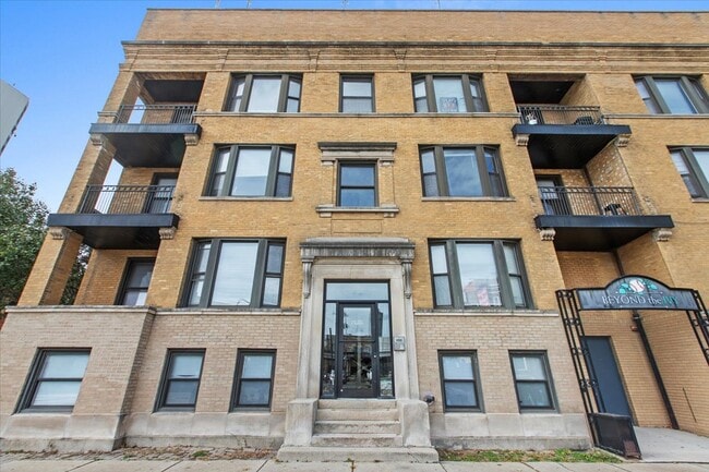 Building Photo - 3706 N Sheffield Ave Rental