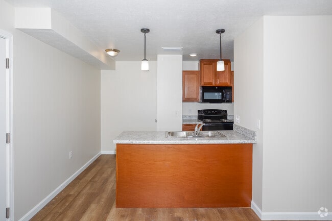 1BR, 1BA - 650SF - Kitchen and Dining Room