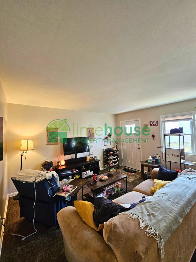 Photo - 840 W 43rd St