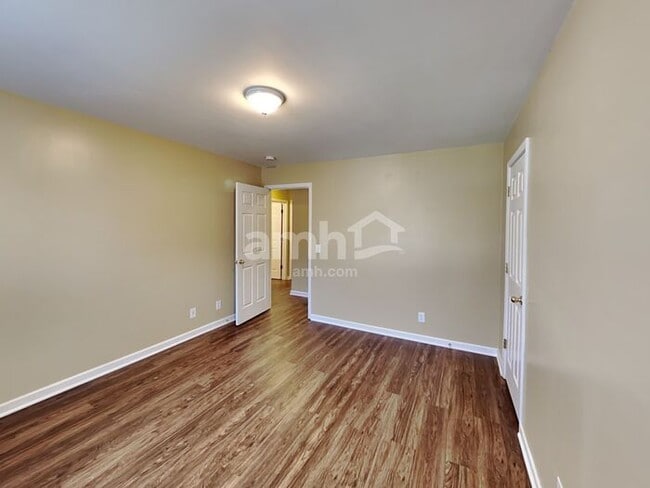 Building Photo - 100 Cross Cove Ct Rental