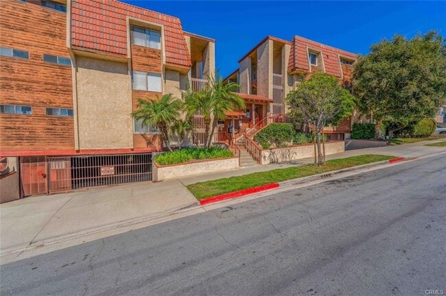Building Photo - Resort-Style Living in Signal Hill - 2 Bed/2 Bath Condo for Lease