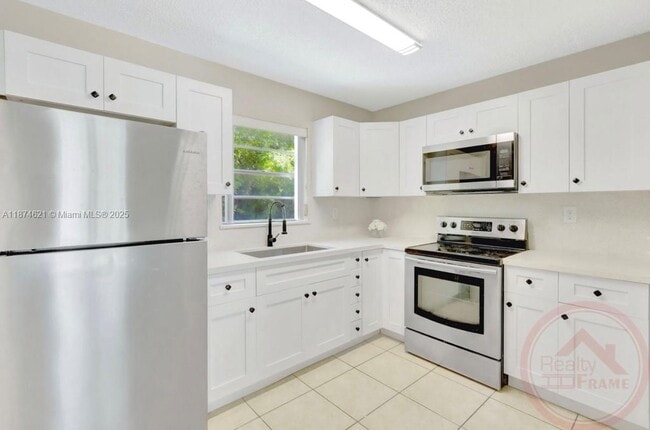 Building Photo - 1111 NW 19th Ave Unit 201 Rental