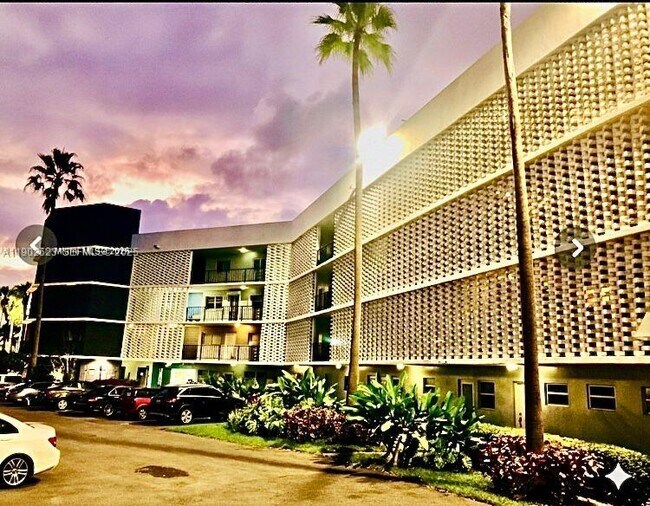 Building Photo - 877 NE 195th St Unit 122