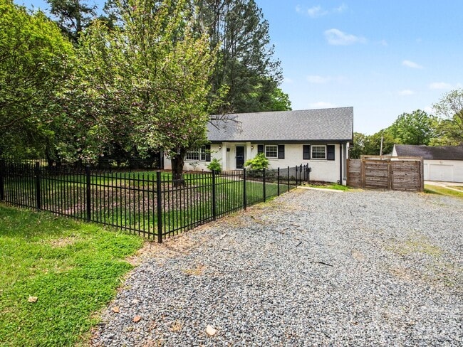 Photo - 782 Union St S