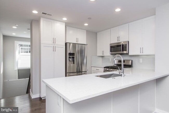 Building Photo - 720 S Sartain St Unit 1