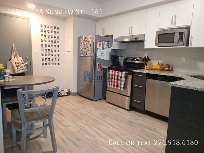 Photo - 258A-258A Sunview St