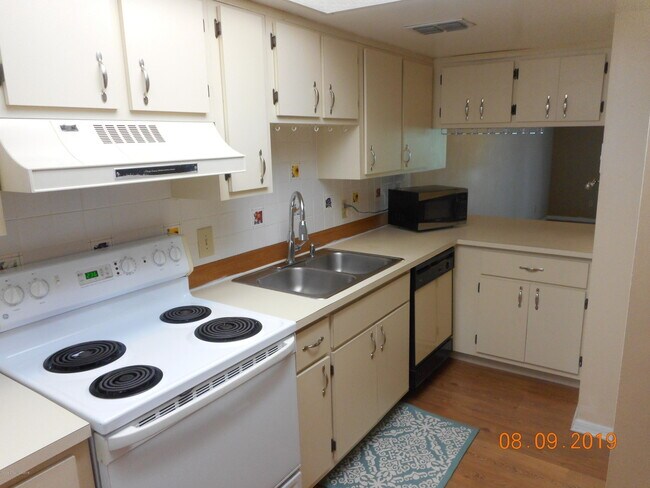 Photo - 1010 Pine Tree Dr Unit 204