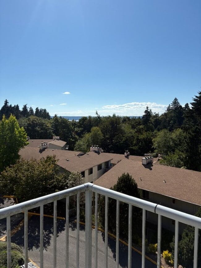 Building Photo - Beautiful top floor 2 bedroom, 2 bath in B... Rental