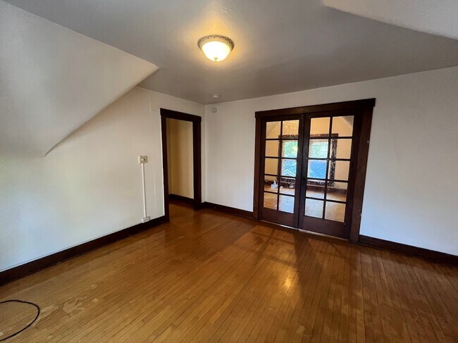 Photo - 1037 Jenifer St