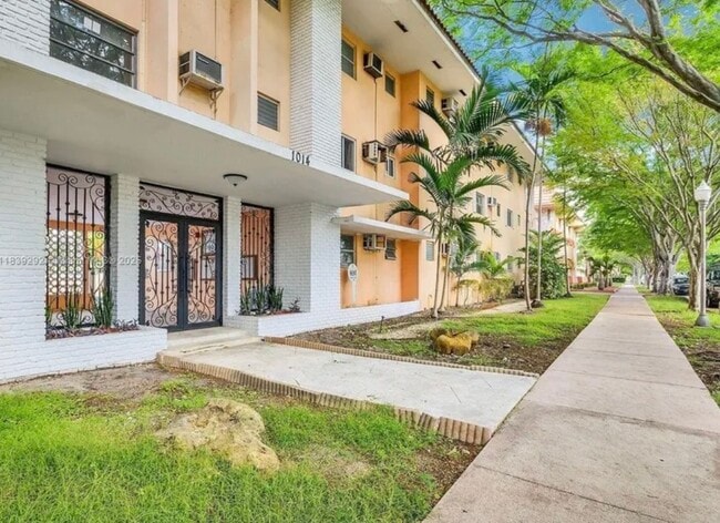 Building Photo - 1014 Salzedo St Unit 304