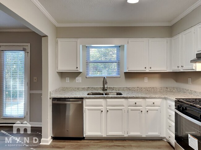 Photo - 2139 Victoria Pl