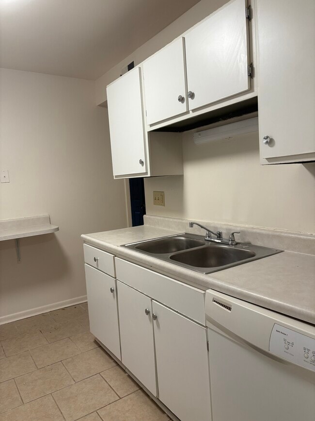 Kitchen - 42 Vinway Ct Unit 2