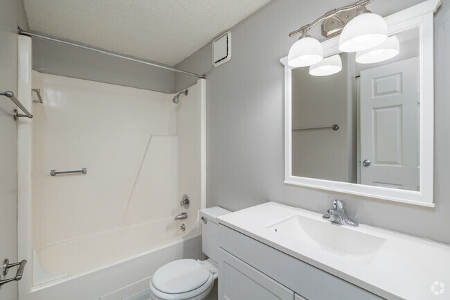 1BR, 1BA - 576SF - Open Floorplan - Bathroom