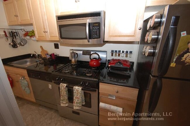 Building Photo - 1067 Beacon St Unit 7