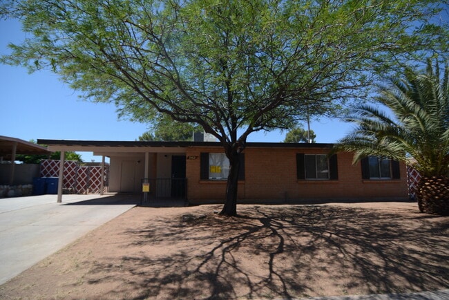 Building Photo - Charming 4 Bedroom 2 Bath Home! Great East...