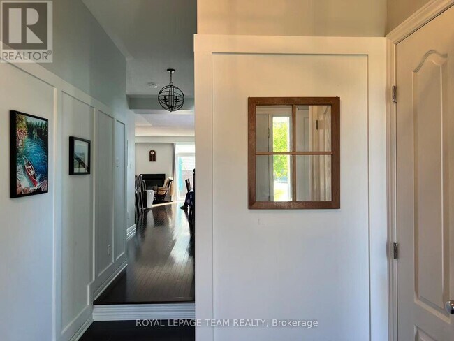 Photo - 1097 Northgraves Crescent