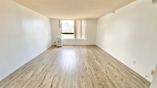 SPACIOUS STUDIO with 1-PARKING AVAILABLE I... - SPACIOUS STUDIO with 1-PARKING AVAILABLE I... House