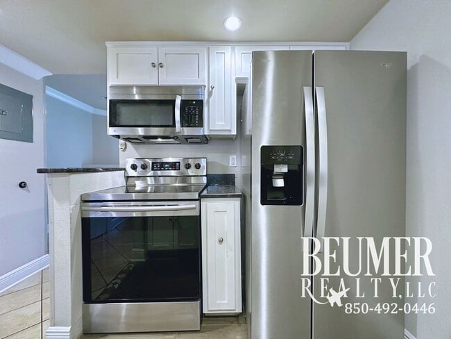 Photo - 2br 1.5 ba End Unit Townhome for Rent