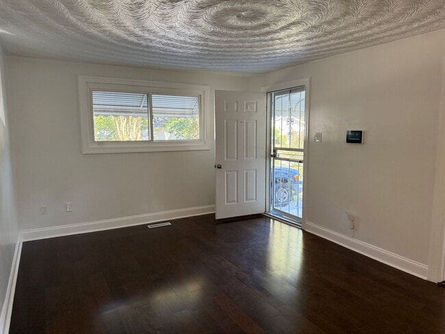 Photo - **3bed House - Skip The Apartment Chaos - ...
