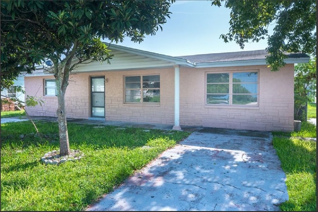 Building Photo - Must See - 3-bedroom, 1-bath single family home with fenced in yard in Port Richey