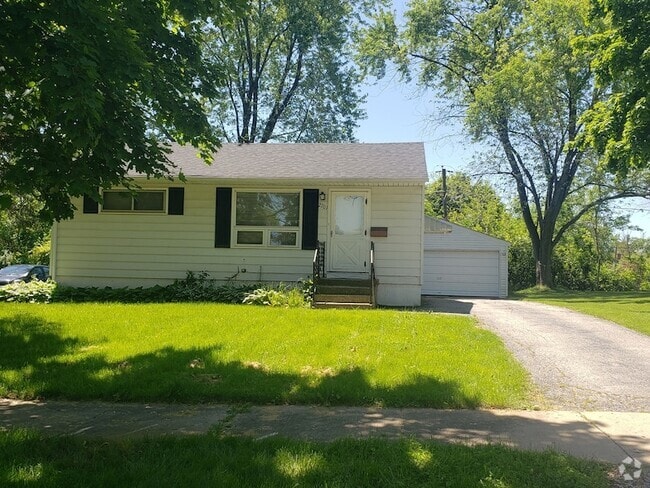 Building Photo - 2701 Iroquois Rd Rental
