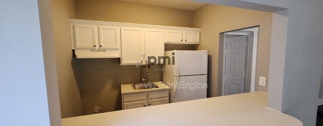 Photo - 631 W William St